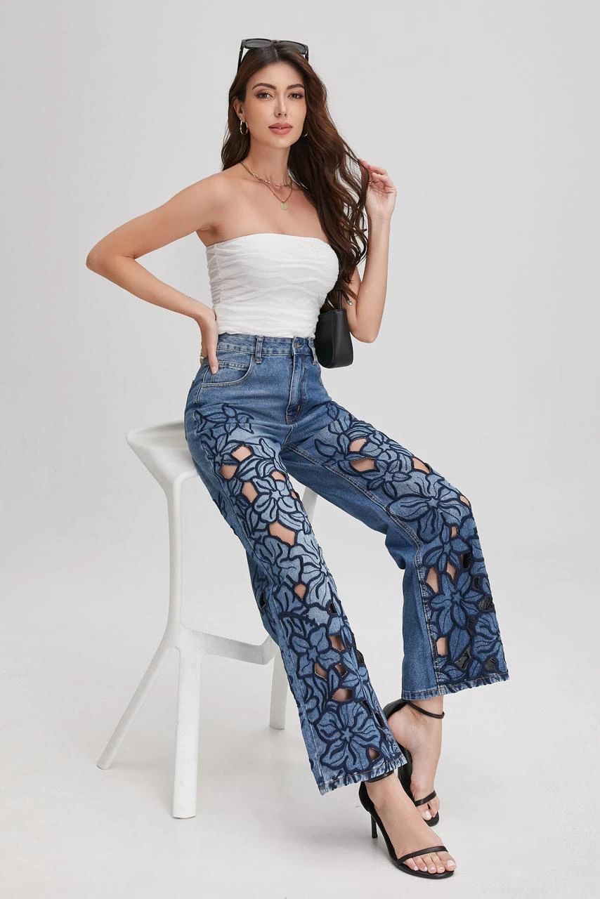 Jeans acampanados con diseño floral calado-41479