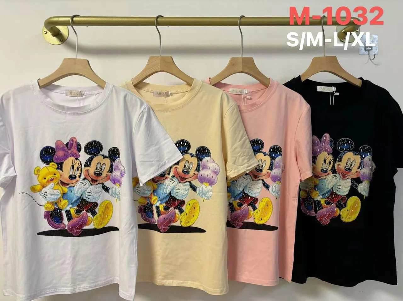 Playera con estampado de Mickey y Minnie Mouse con brillos-M-1032