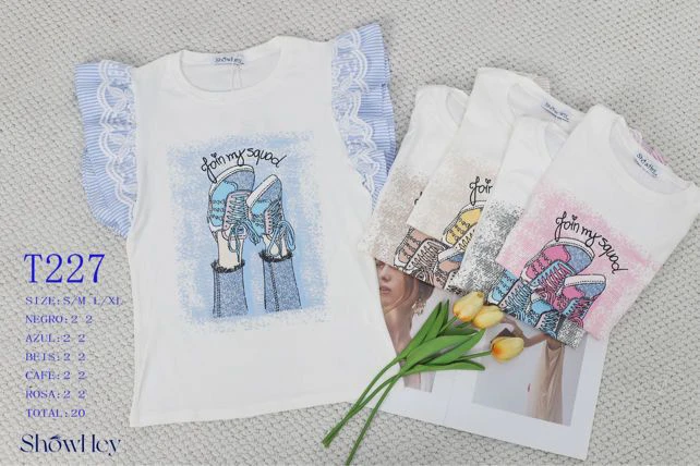 Playera con mangas a rayas y estampado de zapatillas-T227