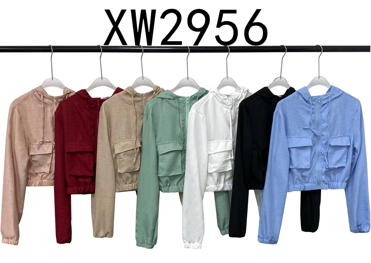 Chamarra crop con capucha y bolsillos-XW2956