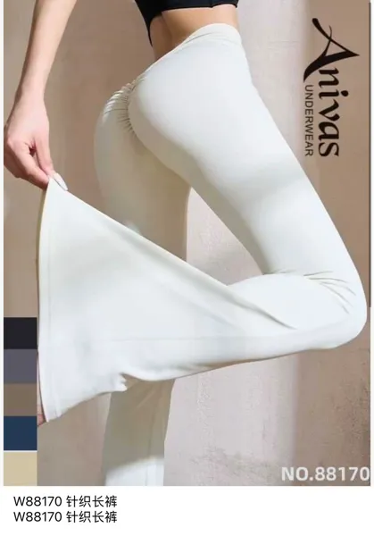 Pantalones leggings acampanados con detalle fruncido en la parte trasera-W88170