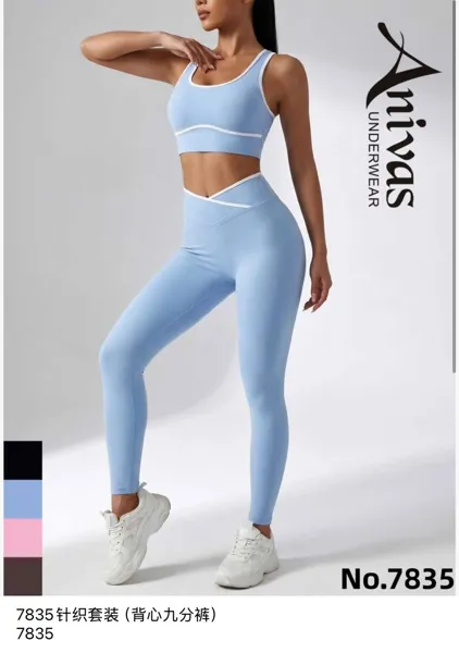 Conjunto deportivo de top sin mangas y leggings-7835