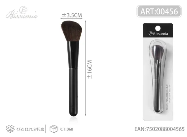 Brocha de maquillaje con punta inclinada y mango negro