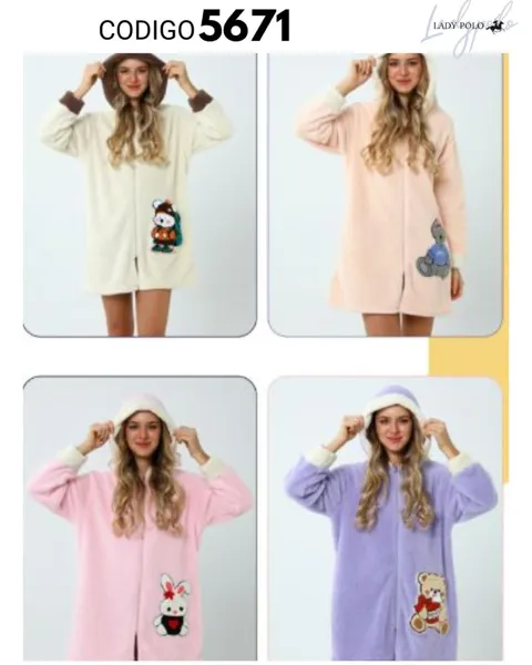 Pijama de una pieza de peluche con capucha y aplique de animal