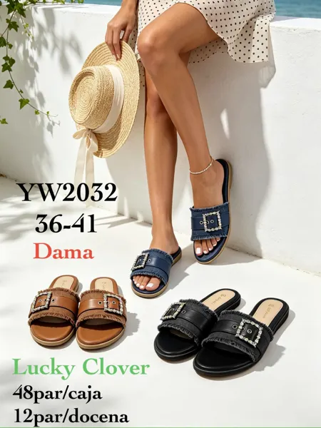 Sandalias planas con hebilla y flecos