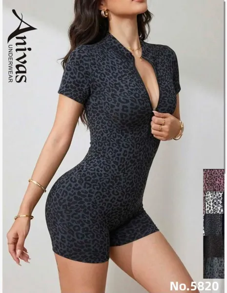 Jumpsuit corto de manga corta con estampado de leopardo