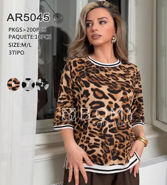 Blusa de manga 3/4 con cuello redondo y estampado de leopardo