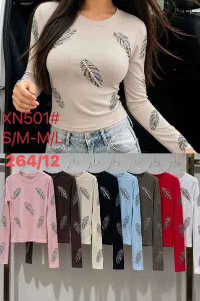 Playera de manga larga con diseño de plumas y pedrería