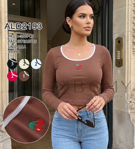 Crop top de manga larga con bordado de cereza