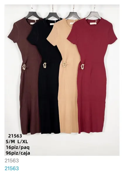 Vestido de punto acanalado con manga corta y hebilla