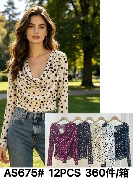Blusa de cuello desbocado y manga larga con lunares