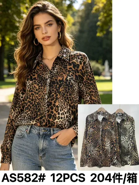 Blusa de manga larga con estampado animal y pedrería en el cuello