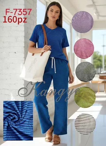 Conjunto de camiseta y pantalón a rayas