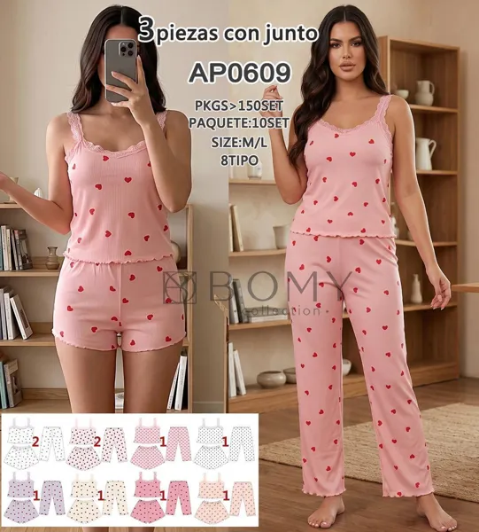 Pijama de tres piezas con diseño de corazones