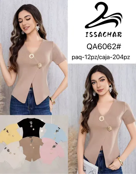 Blusa con botones decorativos
