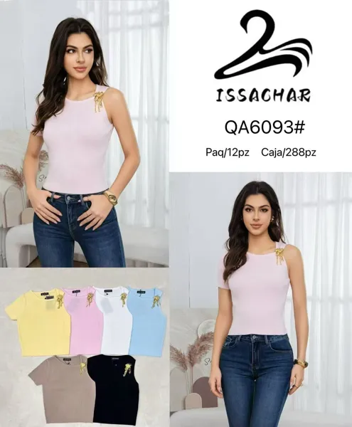 Blusa básica con detalle de broche