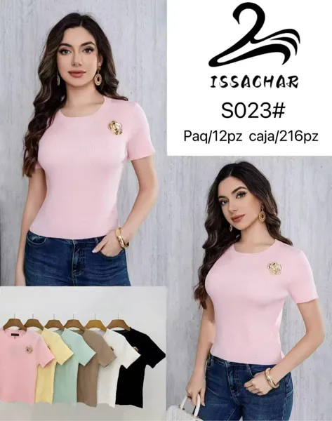 Blusa de canalé con detalle de broche