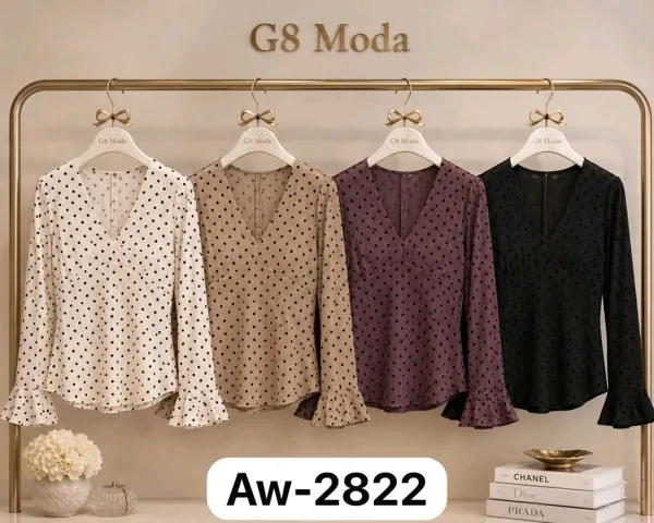 Blusa con estampado de lunares y mangas acampanadas
