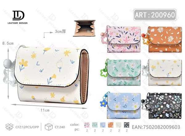 Billetera para dama con solapa, estampado floral y dije de flor, tamaño chico
