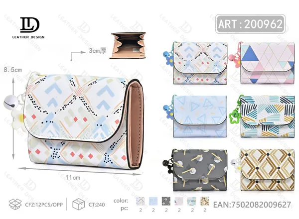 Billetera para dama con solapa, estampado geométrico y dije de flor, tamaño chico