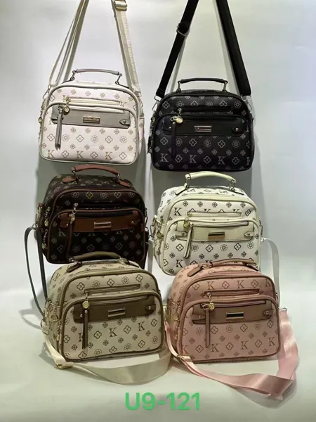 Bolsa bandolera de nylon con estampado monograma y borla para mujer