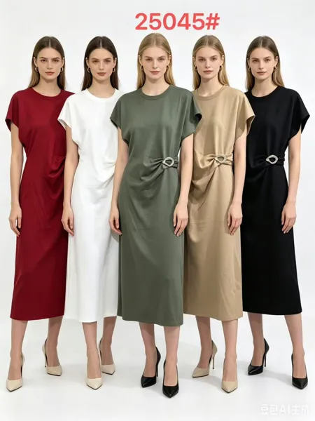 Vestido midi con detalle de hebilla lateral