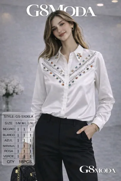 Blusa con aplicaciones