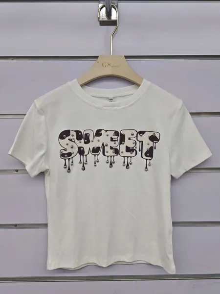 Playera SWEET con estampado y pedrería