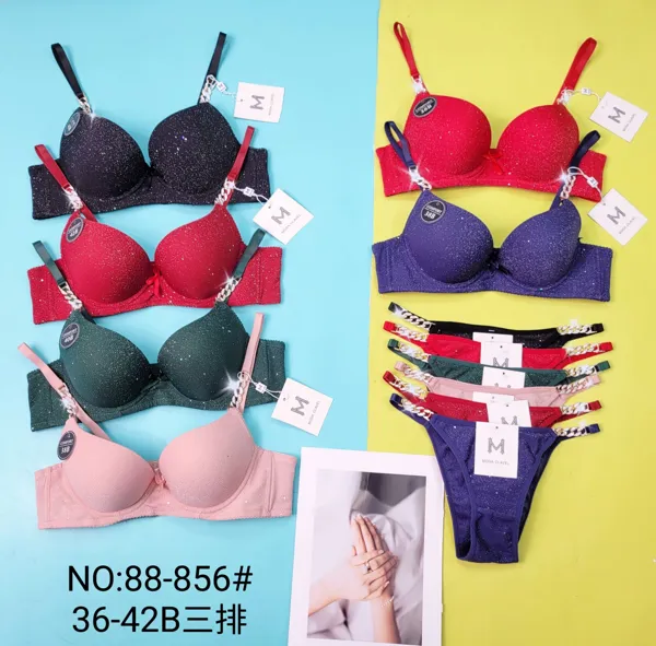 Conjunto de brasier push-up brillante con tanga de cadena