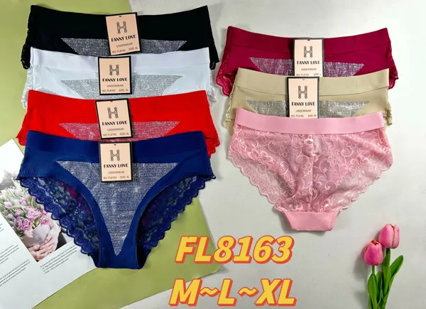 Bikini con frente de pedreria y orilla de encaje