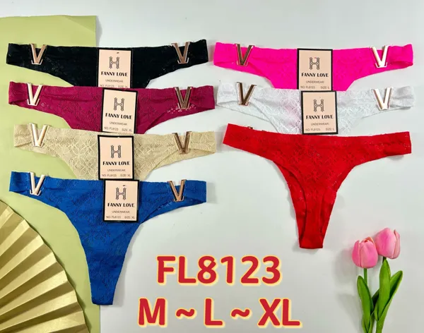 Tanga de encaje con herraje V dorado