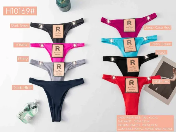 Tanga brasilena con herraje decorativo
