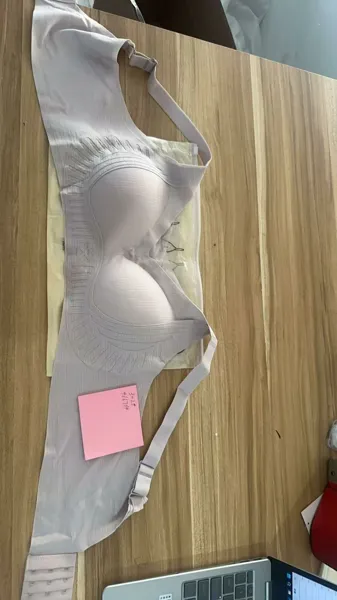 Brasier sin costura push-up laterales grabados