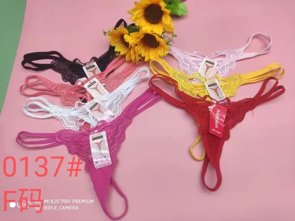 Tanga abierta de encaje con mariposa