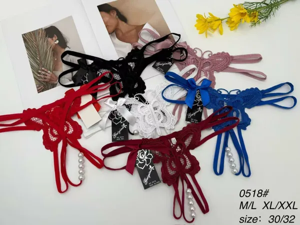 Tanga abierta de encaje con mariposa y perlas