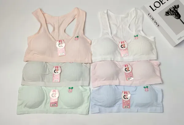 Top bralette con copa ligera y bordado de cereza