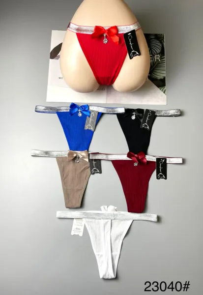 Tanga acanalada con moño y pedrería