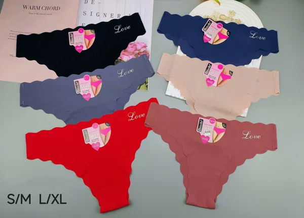 Bikini brasileno acanalado con letras Love