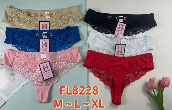 Tanga de encaje floral con hebilla