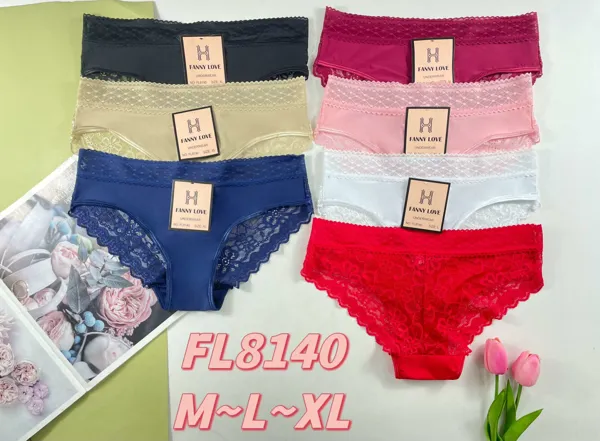 Bikini con encaje floral en la pierna