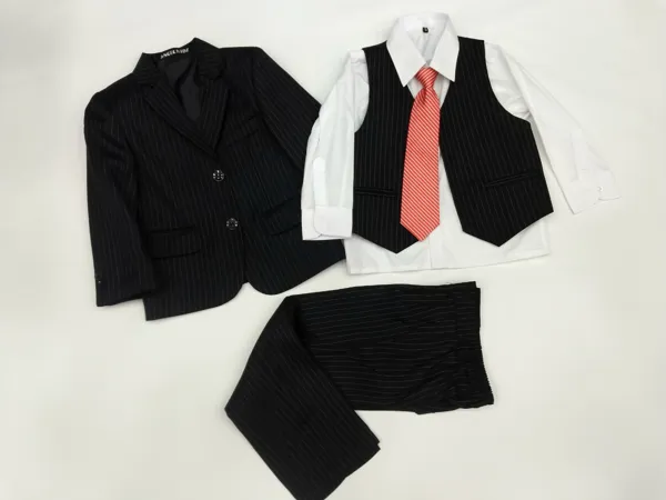 Traje formal de 5 piezas a rayas con saco, camisa, chaleco, corbata y pantalón para niño
