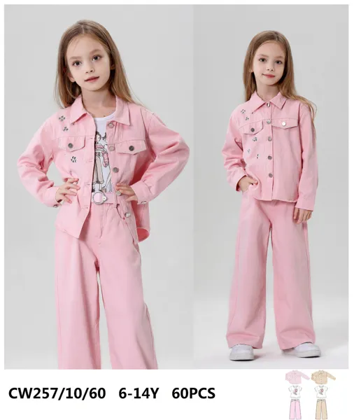 Conjunto de 3 piezas con chamarra, playera y pantalón acampanado para niña