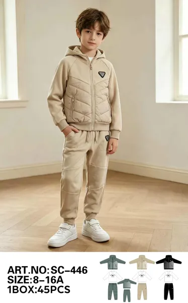 Conjunto de 3 piezas con capucha y frente acolchado tipo chaleco, playera y jogger para niño