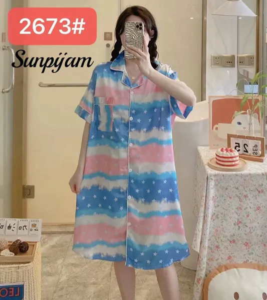 Camisón de satín para dama, manga corta, con botones, estampado de estrellas en tonos rosa y azul