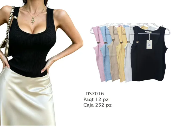 Blusa acanalada con detalle en tirante