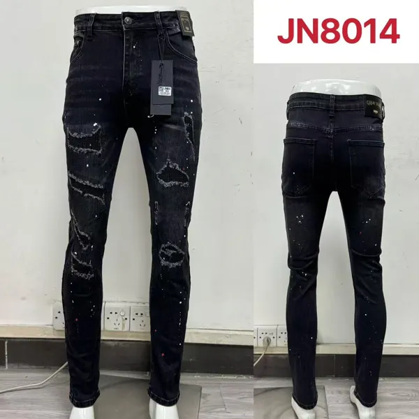 Jeans corte skinny con roturas y salpicaduras