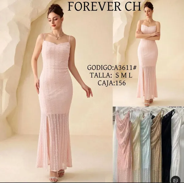 Vestido largo de encaje con abertura