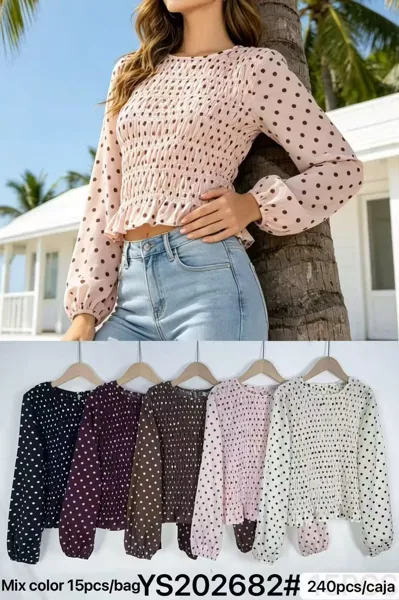 Blusa con estampado de puntos y detalle fruncido