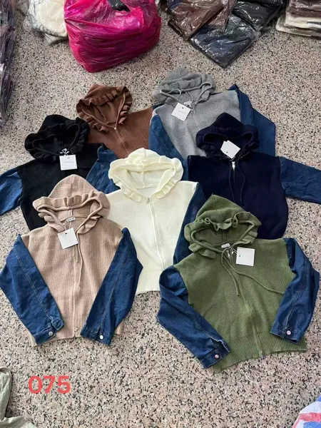 Sudadera con capucha y mangas de mezclilla