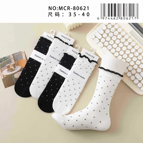 Calcetines con puntos y borde con volantes